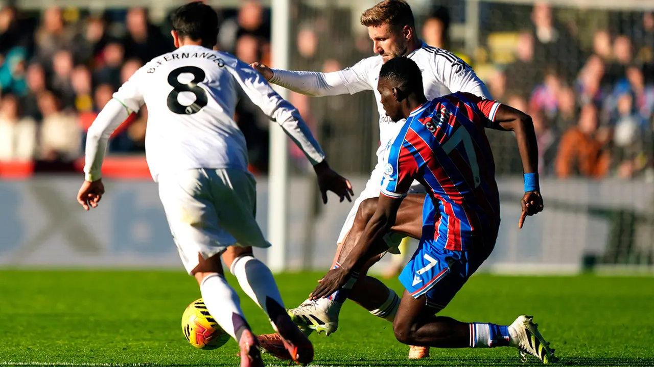 Ismaila Sarr dari Crystal Palace ditekan oleh Bruno Fernandes (kiri) dan Luke Shaw dari Manchester United