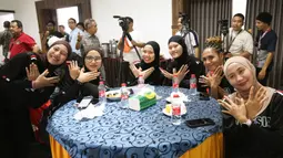 Pemain Timnas voli putri Indonesia berfoto bersama sebelum upacara pelepasan di Padepokan Voli Jenderal Polisi Kunarto, Sentul, Jawa Barat, Selasa (2/6/2026). (Bola.com/Abdul Aziz)