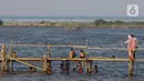 Pengunjung hanya perlu merogoh kocek sebesar Rp2.000,- untuk menikmati sensasi berenang di pesisir kota Jakarta. (Liputan6.com/Herman Zakharia)