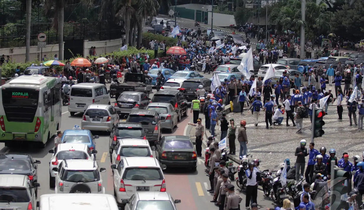 Unjuk rasa ratusan buruh di kawasan Bundaran HI, Jakarta menimbulkan kemacetan, Rabu (10/12/2014). (Liputan6.com/Faizal Fanani) 
