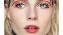 Lucy Boynton juga kerapa kali terlihat mengenakan riasan mata graphic eyeliner. Seperti mengenakan liner merah pada kelopak mata dan bagian ujung matanya. Instagram @missjobaker