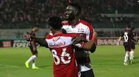 Selebrasi pemain Madura United saat melawan PSM di Stadion Gelora Bangkalan, Bangkalan, Senin (29/10/2018). (Bola.com/Aditya Wany)