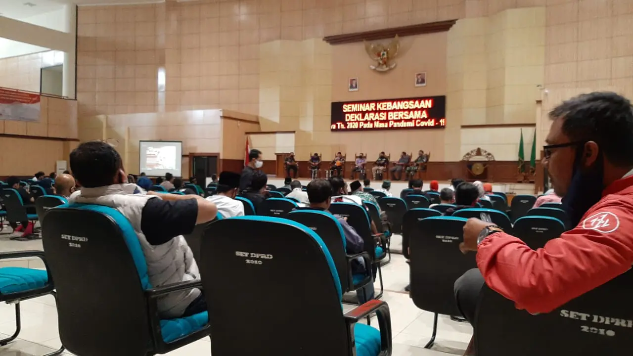 ratusan perwakilan ormas di Kabupaten Tasikmalaya, Jawa Barat melaksanakan deklarasi pilkada damai, di gedung DPRD Kabupaten Tasikmalaya.