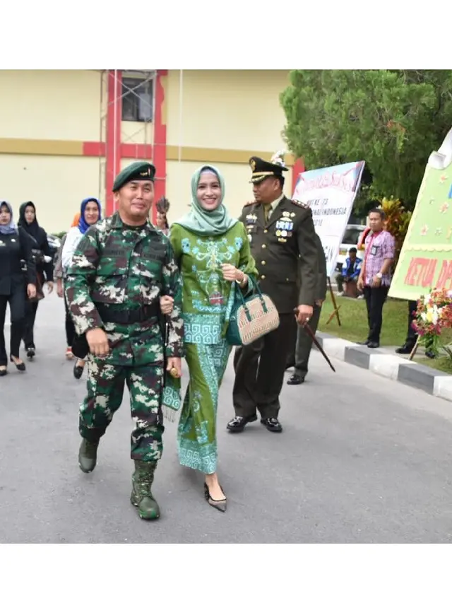 6 Momen Romantis Sugianto Sabran, Mantan Suami Ussy Sulistiawaty dan Istrinya