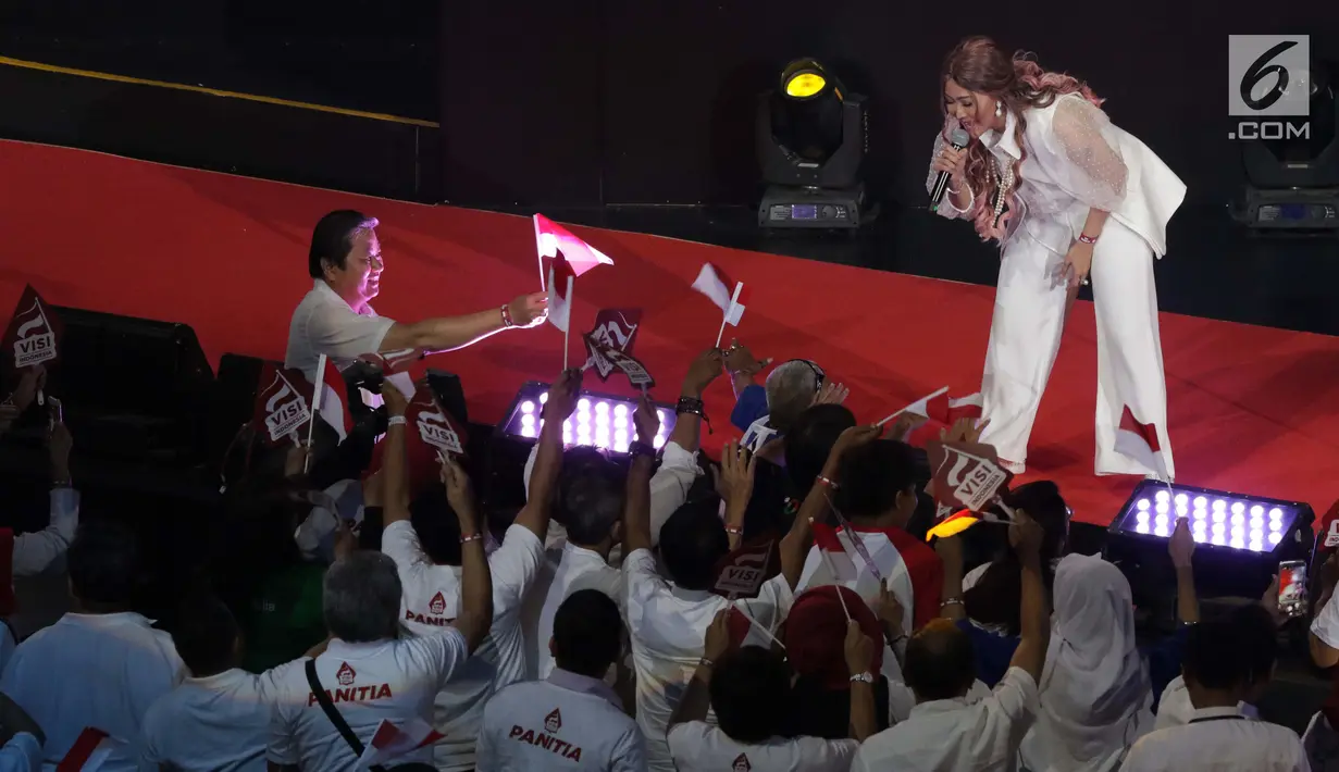 Pedangdut, Inul Daratista saat tampil jelang pidato Visi Indonesia yang akan disampaikan Presiden/Wakil Presiden terpilih 2019-2024, Joko Widodo dan KH Ma’ruf Amin di SICC, Kab Bogor, Jawa Barat, Minggu (14/7/2019). Tiga lagu dinyanyikan menghibur relawan pendukung. (Liputan6.com/Helmi Fithriansyah)