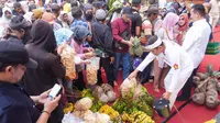 Kang Dedi Mulyadi saat menerima langsung hasil alam yang dibawa oleh warga Kabupaten Majalengka di Lembur Pakuan, Kabupaten Subang. Foto (Istimewa)