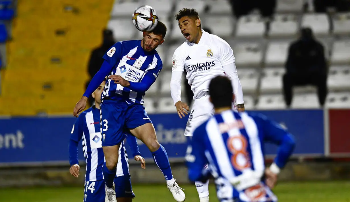 Pemain Real Madrid, Mariano Diaz, duel udara dengan pemain Alcoyano, Jose Solbes, pada laga Copa del Rey di Stadion El Collao, Rabu (20/1/2021). Real Madrid takluk dengan skor 2-1. (AP/Jose Breton)