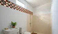 6 Desain Kamar Mandi Kecil yang Praktis Dibersihkan Setiap Hari, Rapi Tanpa Banyak Usaha
