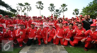 Gubernur DKI Jakarta, Basuki Tjahaja Purnama (kelima kiri) berpose bersama kontingen atlet yang akan berlaga di Pekan Olahraga Nasional XIX Jabar, Balaikota Jakarta, Rabu (7/9/2016). DKI Jakarta menerjunkan 1.258 atlet. (Liputan6.com/Helmi Fithriansyah)