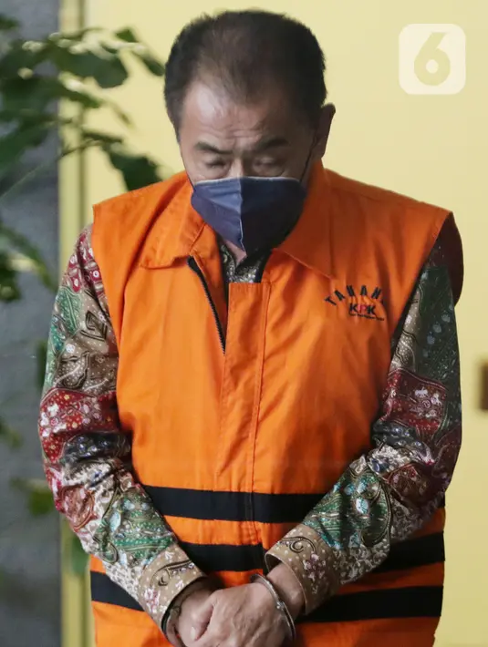 Bupati nonaktif Banjarnegara, Budhi Sarwono usai menjalani pemeriksaan lanjutan di Gedung KPK, Jakarta, Selasa (23/11/2021). Budhi Sarwono merupakan tersangka dugaan korupsi pengadaan barang dan jasa di lingkungan Pemkab Banjarnegara tahun 2017-2018. (Liputan6.com/Helmi Fithriansyah)