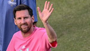 Pemain Argentina, Lionel Messi, melambaikan tangan kepada para penggemar selama acara sebagai bagian dari Tur GOAT-nya di Stadion Arun Jaitley di New Delhi pada 15 Desember 2025. Bintang Argentina dan Inter Miami berusia 38 tahun, Messi, bersama rekan setimnya di Inter Miami, Luis Suarez dan Rodrigo de Paul, adalah bagian dari apa yang disebut Tur GOAT di negara yang tergila-gila pada kriket. (Sajjad HUSSAIN/AFP)