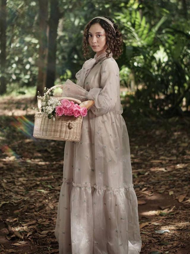 6 Pemotretan Asha Assuncao dalam Berbagai Tema Ini Curi Perhatian