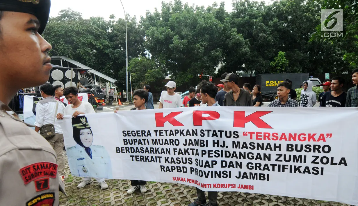 Polisi mengawal unjuk rasa Suara Pemuda Anti Korupsi (Speak) di depan Gedung KPK, Jakarta, Senin (21/1). Aktivis menutut KPK segera memanggil Bupati Muaro Jambi Masnah Busyroh dan menetapkannya sebagai tersangka. (Merdeka.com/Dwi Narwoko)