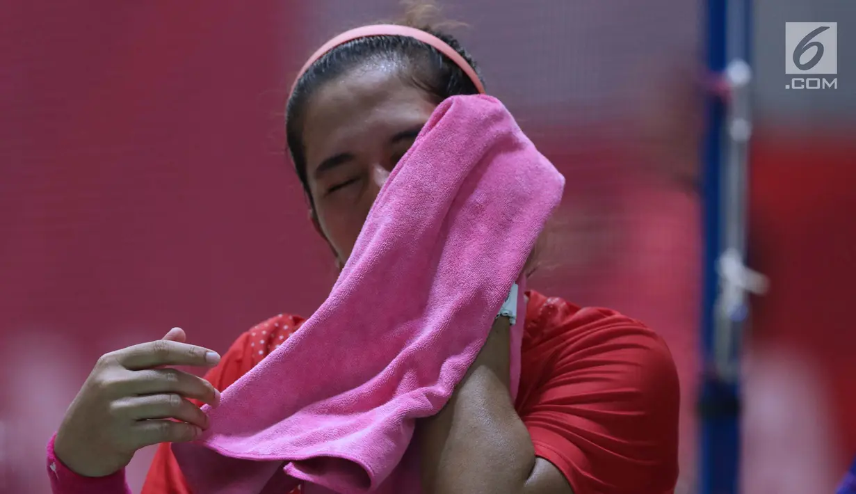 Atlet para bulutangkis tunggal putri Indonesia, Oktila Laeni Ratri saat jeda laga final tunggal putri SL 4 Asian Para Games 2018 melawan Cheng Hefang (China) di Istora GBK Jakarta, Jumat (12/10). Oktila kalah 1-2. (Liputan6.com/Helmi Fithriansyah)