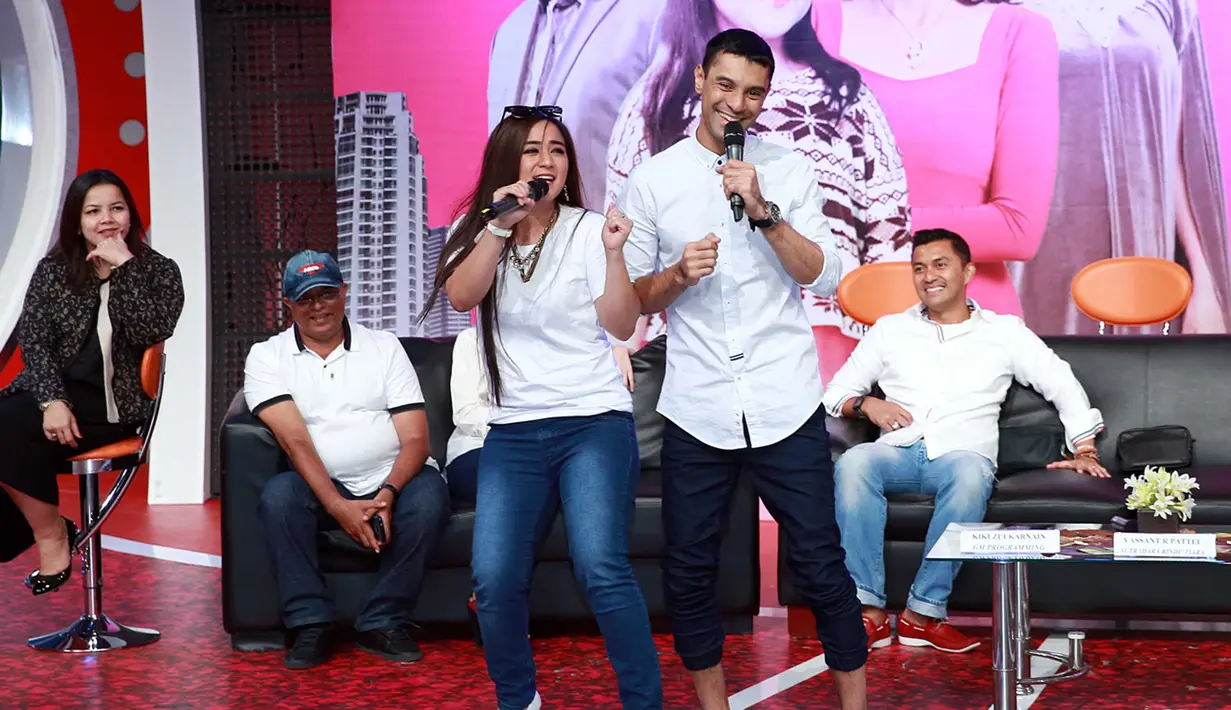 Dalam sinetron Rindu Tiara, ia bermain bersama dengan artis senior, Lydia Kandou, Anjasmara serta Julia Bahar, Alessia Cestaro dan artis pendukung lain. (Deki Prayoga/Bintang.com)