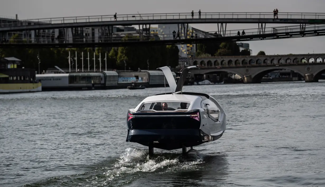 Kendaraan Sea Bubble alias "taksi terbang" berlayar di sungai Seine selama percobaan di Paris, Senin (16/9/2019). Wujud transportasi laut berbeda dari kapal konvensional pada umumnya, karena kapal canggih ini melayang di atas air. (Photo by Martin BUREAU / AFP)