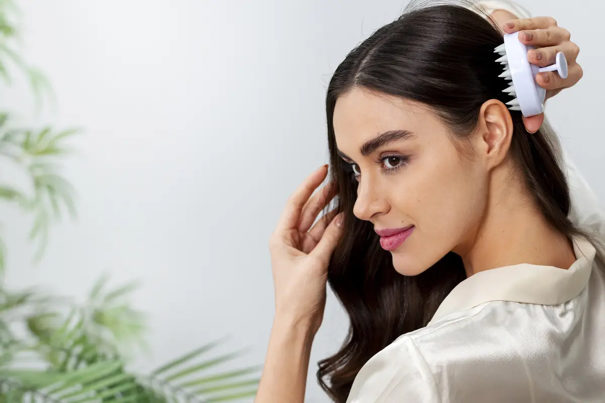 5 Kebiasaan Sepele yang Bisa Merusak Akar Rambut - Cover