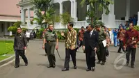 Presiden Jokowi menerima kunjungan sekitar 300 siswa-siswi dan sejumlah alumni serta tenaga pengajar dari SMA Taruna Nusantara, Jakarta, Senin (2/3/2015). (Liputan6.com/Faizal Fanani)