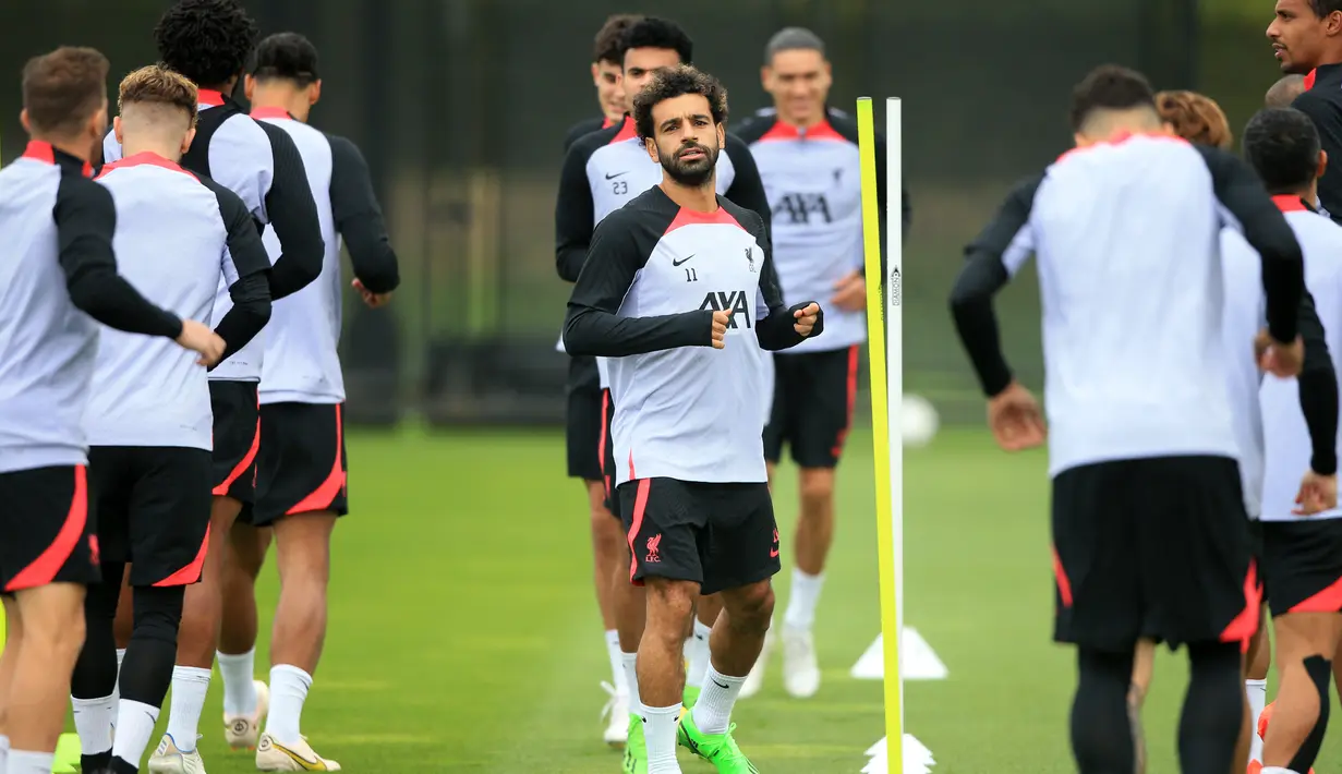Latihan Liverpool
Striker Liverpool Mohamed Salah (tengah) mengambil bagian dalam sesi latihan menjelang pada laga perdana Liga Champions Grup A di tempat latihan Liverpool di Liverpool, Inggris barat laut, Selasa (6/9/2022). Menantang Napoli, Liverpool tidak ideal dalam kondisi ideal akibat badai cedera. (Photo by Lindsey Parnaby / AFP)