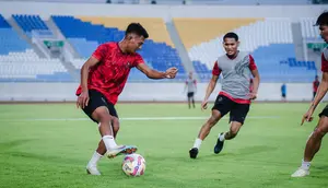 Dedik Setiawan dibayangi Iksan lestaluhu dalam sesi latihan arema di Stadion Kanjuruhan.