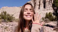 Lily Collins memamerkan cincin tunangan yang dipersembahkan oleh pujaan hatinya, Charlie McDowell. (dok. Instagram @lilyjcollins/https://www.instagram.com/p/CFkbIkVpyM9/)