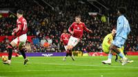 Manchester United keok 2-3 dari Nottingham Forest pada laga pekan ke-15 Premier League di Old Trafford, Minggu (8/12/2024) dini hari WIB. Satu dari dua gol MU dicetak Rasmus Hojlund pada menit ke-18. (AFP/Oli Scarff)