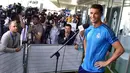 Striker Real Madrid, Cristiano Ronaldo, tersenyum saat menjawab pertanyaan wartawan dalam Open Media Day di kompleks olah raga Real Madrid, (24/5/2016). (AFP/Gerard Julien)