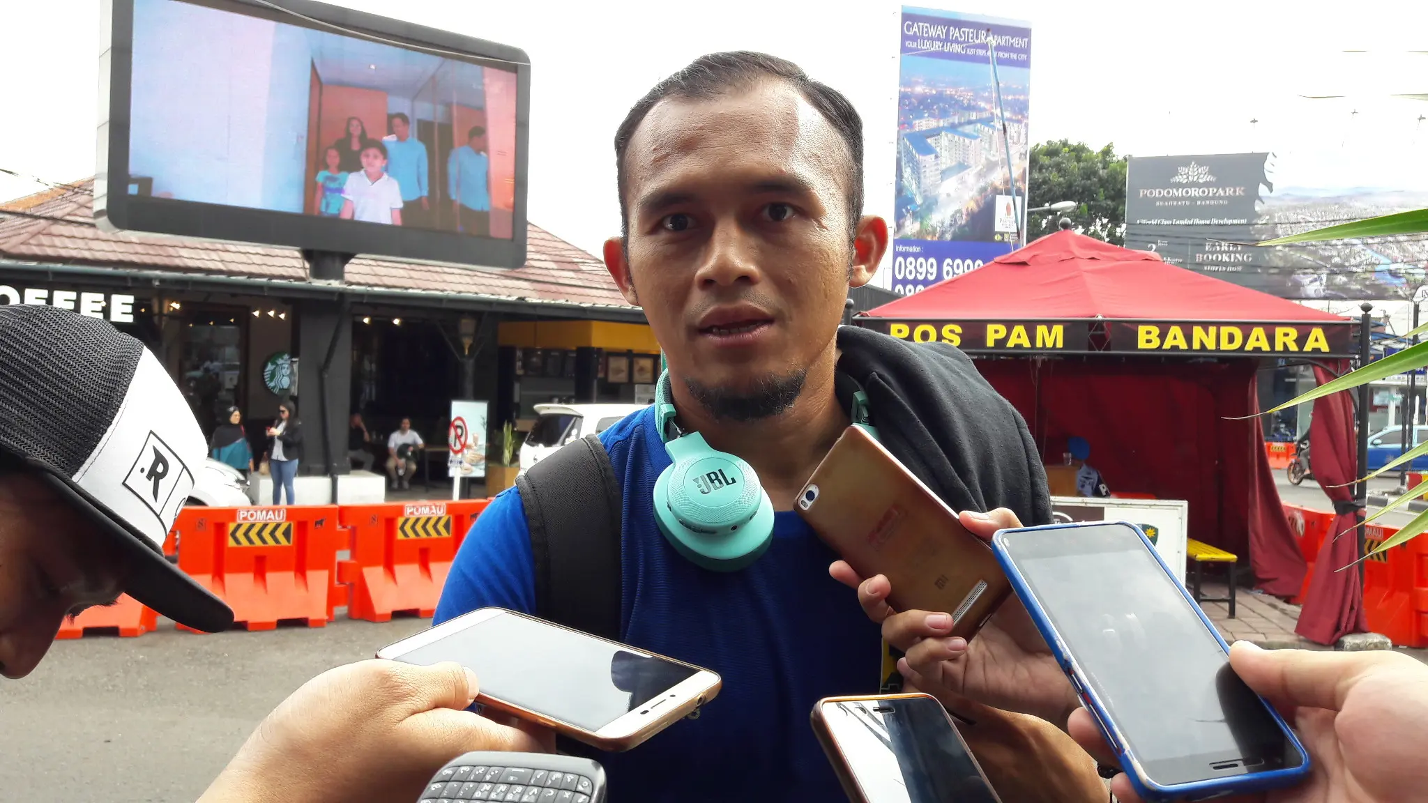 Airlangga Sucipto menanggapi tudingan sebagai pemain titipan di Persib Bandung. (Bola.com/Erwin Snaz)