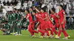 Laga dramatis harus dilalui Korea Selatan untuk melangkah ke babak perempatfinal Piala Asia 2023. Menghadapi Arab Saudi di babak 16 besar, Rabu (31/1/2024) dini hari WIB di Education City Stadium, Son Heun-min dkk nyaris tersingkir setelah hingga masa injury time masih tertinggal 0-1 hasil gol Abdullah Radif pada menit ke-46. Korea Selatan baru mampu menyamakan skor 1-1 di pengujung masa injury time pada menit 90+9. Laga pun berlanjut ke babak adu penalti setelah dalam 2x15 menit masa perpanjangan tak ada gol tercipta. Di babak tos-tosan, empat penendang pertama Korea Selatan mampu mencetak gol, sementara dua penendang Arab Saudi gagal. Korea selatan pun menang 4-2 dalam adu penalti. (AP Photo/Thanassis Stavrakis)
