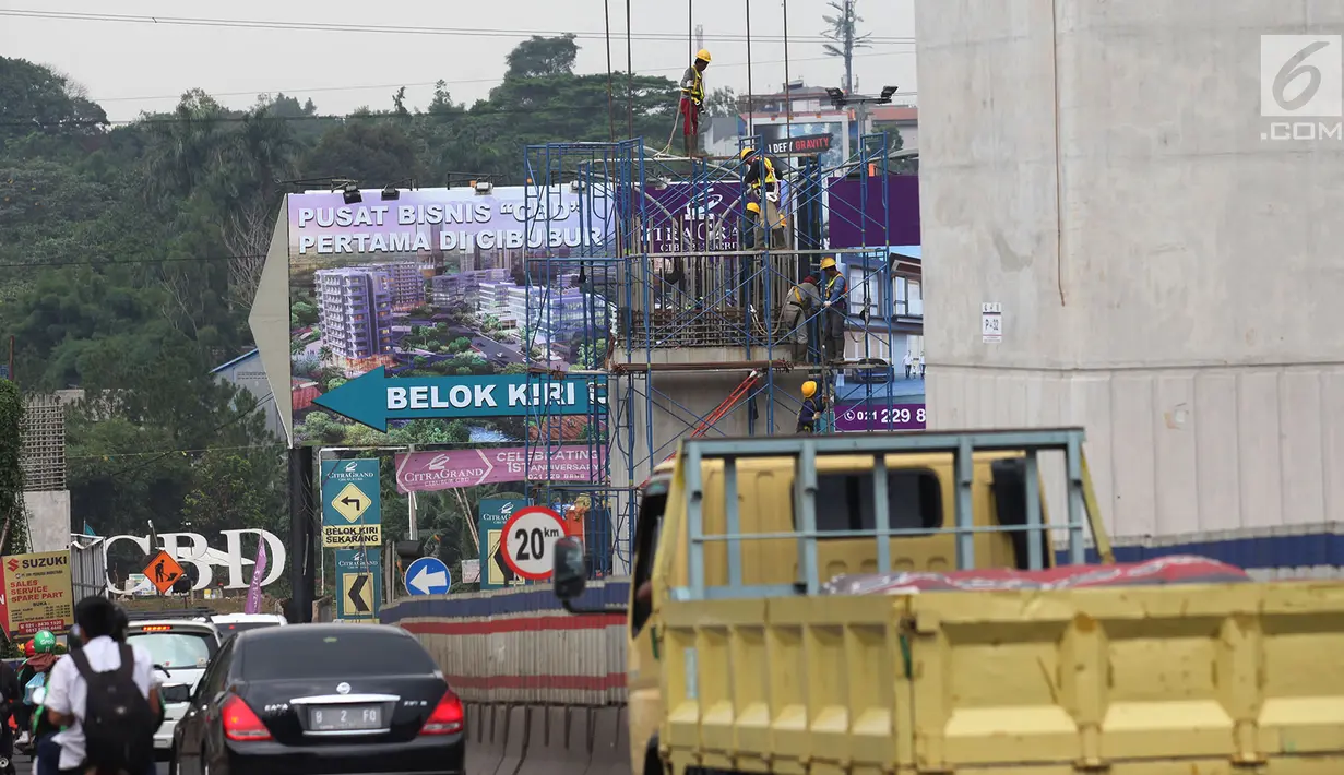 Suasana proyek jalan tol Cimaci di Jalan Alternatif Cibubur, Bekasi (23/11). Jalan tol ini terdiri dua seksi pekerjaan,yaitu seksi 1 dengan ruas Cimanggis-Transyogi sepanjang 3,5 km dan Transyogi-Cibitung sepanjang 22,8 km. (Merdeka.com/Imam Buhori)