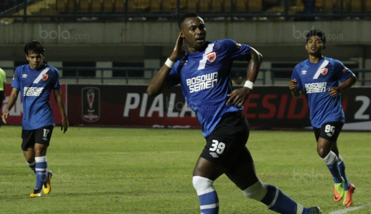 Striker PSM Makassar, Guy Junior, melakukan selebrasi usai mencetak gol ke gawang PSMS Medan pada laga Piala Presiden di Stadion GBLA, Bandung, Selasa (16/1/2018). PSMS Medan menang 2-1 atas PSM Makassar. (Bola.com/M Iqbal Ichsan)