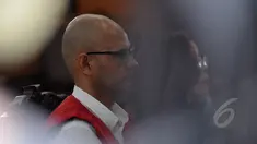 Ekspresi Neil Bantleman saat mengikuti sidang vonis di  Pengadilan Negeri Jakarta Selatan, Kamis (2/4/2015 Neil  divonis hakim 10 tahun penjara.(Liputan6.com/Johan Tallo)