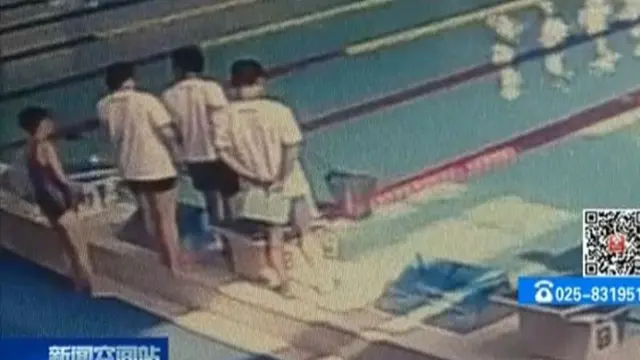 Tertangkap Kamera CCTV, Pria Tua Berenang Sambil BAB di Kolam