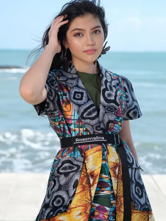 Jadi model brand lokal, begini kecenya Zemma kenakan blus batik warna-warni. [Instagram/raihana_zemma]