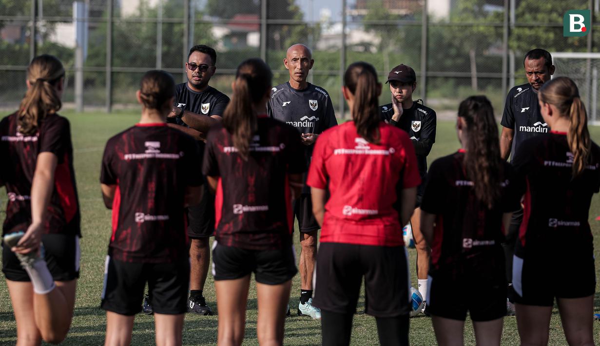 Pelatih Timnas Indonesia, Satoru Mochizuki memimpin latihan persiapan jelang laga Kualifikasi Piala Asia 2026 yang berlangsung di lapangan latih Jakarta International Stadium (JIS), Jakrata Utara, Jumat (20/06/2025). (Bola.com/Bagaskara Lazuardi)
