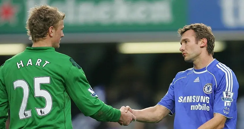 Andriy Shevchenko (kanan) dengan Joe Hart pada pertandingan Chelsea melawan Manchester City pada 2008. (AFP). 