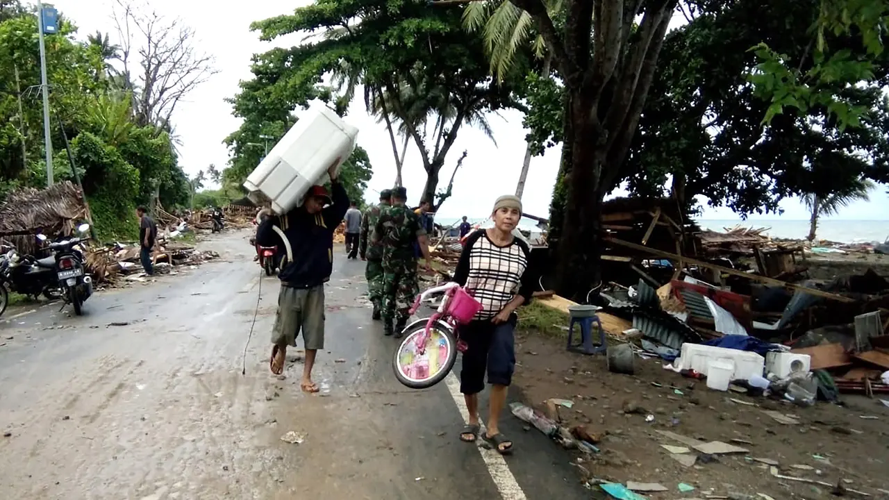 Pantai Carita Diterjang Tsunami