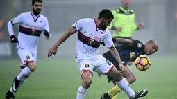 Gelandang Inter Milan, Joao Mario (kanan), berebut bola dengan gelandang Genoa, Tomas Rincon, pada laga pekan ke-16 Serie A di Giuseppe Meazza, Minggu (11/12/2016). (AFP/Filippo Monteforte)