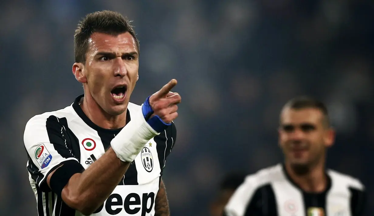 Sepak pojok Pjanic berhasil diteruskan sundulan Mario Mandzukic yang menggetarkan jala tim tamu menambah keunggulan Juventus. (AFP/Marco Bertorello)