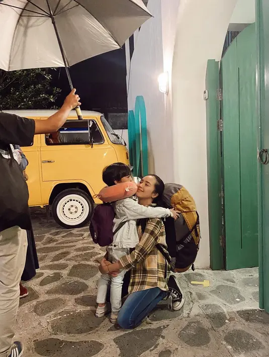 Pamer momen kebersamaan manis bareng Jared Ali, Beby Tsabina disebut ‘Mamaable’ oleh warganet. Bersinar lewat prestasinya, banyak penggemar yang tak sabar menyaksikan karya artis yang awali kariernya tahun 2015 ini. Dalam film ini, Beby juga adu akting bareng Vino G Bastian yang adalah ayahnya, film tersebut merupakan film pertama Beby bareng aktor populer sekaligus suami Marsha Timothy itu. (Liputan6.com/IG@bebytsabina)