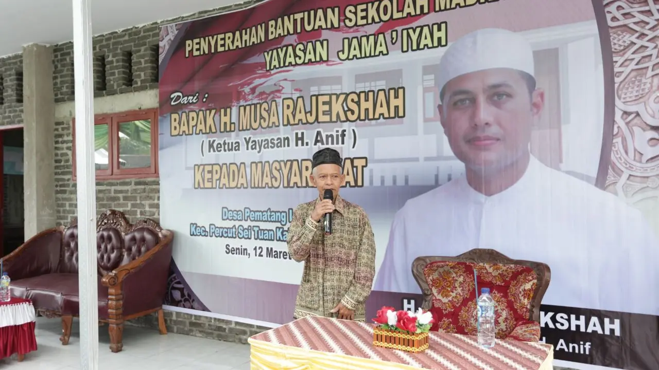 Musa Rajekshah atau Ijeck melakukan serah terima Madrasah Al Jama'iyah ke masyarakat