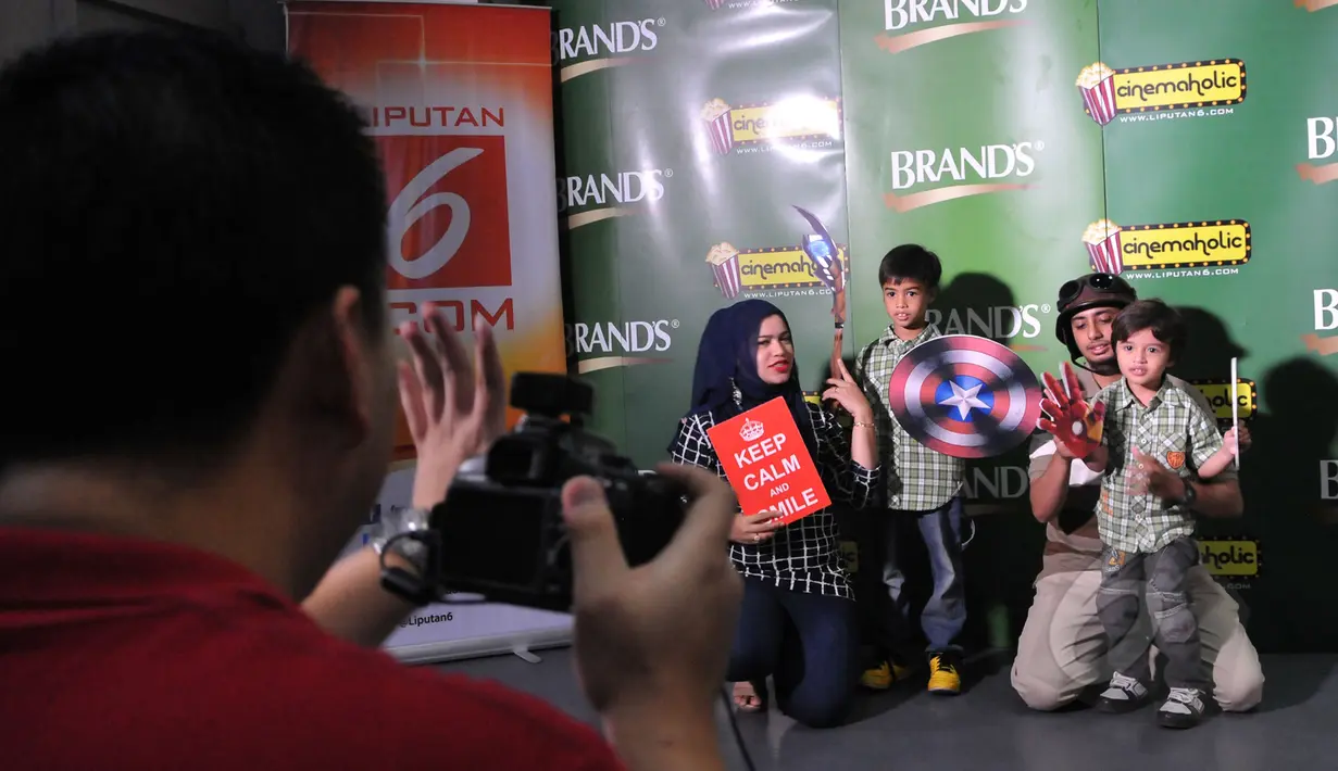Peserta Cinemaholic bergaya di photo booth sebelum acara nonton bareng film The Avengers : Age Of Ultron di Blitz Central Park, Jakarta, Sabtu (25/4/2015). (Liputan6.com/Andrian M Tunay)