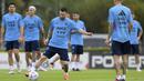 Lionel Messi dan pemain timnas Argentina lainnya saat menjalani sesi latihan di Ezeiza, Argentina, Rabu (21/3/2023). Dalam FIFA Matchday melawan Panama dan Curacao, megabintang Timnas Argentina, Lionel Messi berpotensi melewati rekor milik Cristiano Ronaldo. (AFP/Juan Mabromata)