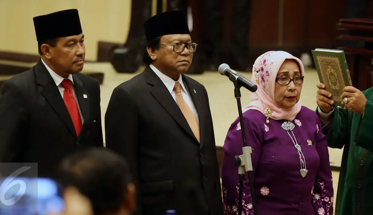 Ketua DPD RI terpilih Oesman Sapta Odang bersama Wakil Ketua Nono Sampono dan Darmayanti Lubis melakukan pengambilan sumpah saat pelantikan Pimpinan DPD RI di Komplek Parlemen Senayan, Jakarta, Selasa (4/4). (Liputan6.com/Johan Tallo)