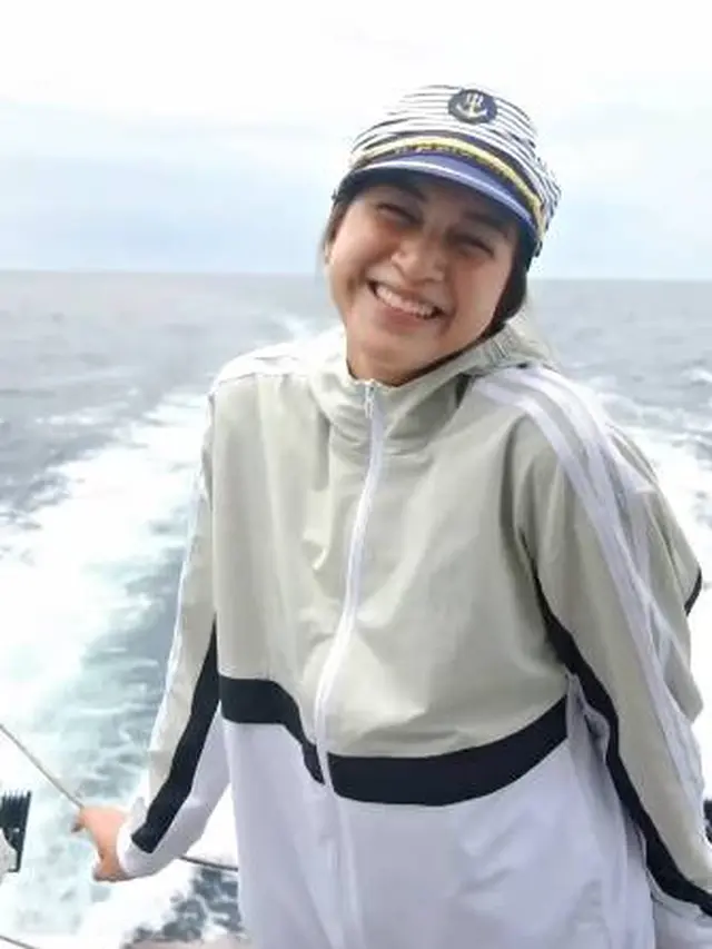 7 Potret Kebersamaan Nina Zatulini Bersama Suami dan Anak Saat Liburan