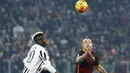 Gelandang AS Roma, Radja Nainggolan (kanan) berebut bola dengan gelandang Juventus, Paul Pogba pada lanjutan liga serie A Italia di Juventus Stadium, Turin (24/1/2016). Juventus menang dengan skor 1-0. (REUTERS/Stefano Rellandini)