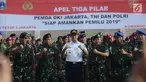 Gubernur DKI Jakarta Anies Baswedan berpose bersama prajurit TNI seusai apel tiga pilar pengamanan pemilu serentak di Lapangan Monas, Rabu (27/2). Pemprov DKI menggelar apel siaga pengamanan Pilpres 2019 bersama Polri & TNI. (Merdeka.com/Imam Buhori)