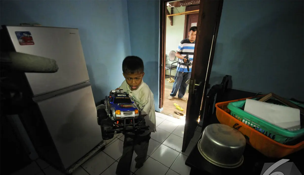 Sony Wakwaw membawa mobil mainannya saat tiba di rumah barunya di kawasan Cibubur, Jakarta Timur. Foto diambil pada Kamis (4/12/2014). (Liputan6.com/Herman Zakharia)