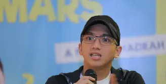 Pria yang mengawali kariernya dari komika, Ge Pamungkas mengaku mudah cemburu. Apalagi kalau pacarnya, Angie Ang berfoto dengan cowok lain. Bahkan ia mengaku lebih cemburu dibanding pacarnya. (Andy Masela/Bintang.com)