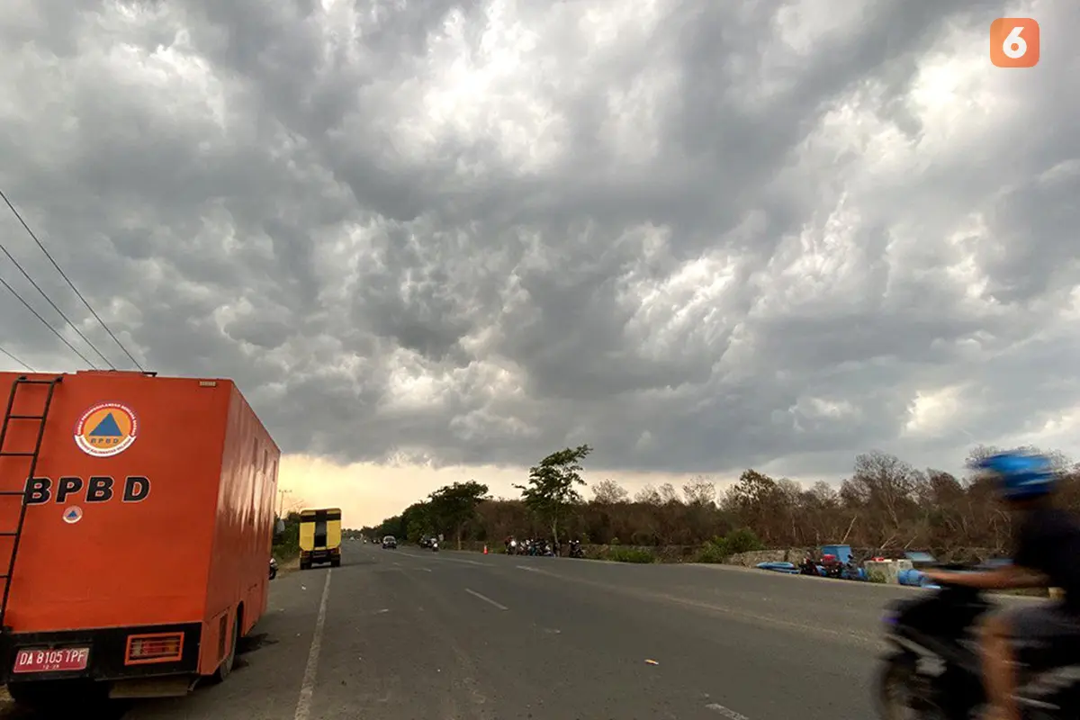 Awan tebal di langit Kalimantan Selatan Kalsel beberapa hari lalu
